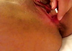 Paki chick Rida Akbar masturbating ornament 2