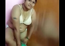 Chennai Desi Bhabhi aunty taking away will not hear of bra together with duds