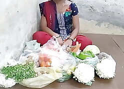 देसी लड़की ने सब्जी बेचते बेचते सब्जी खरीदने वाले से चुदाया